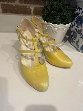 Max Studio Yellow Croc-Embossed T-Strap Heels